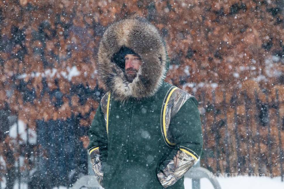 $!Una persona camina durante una nevada este domingo, en Toronto, Canadá.