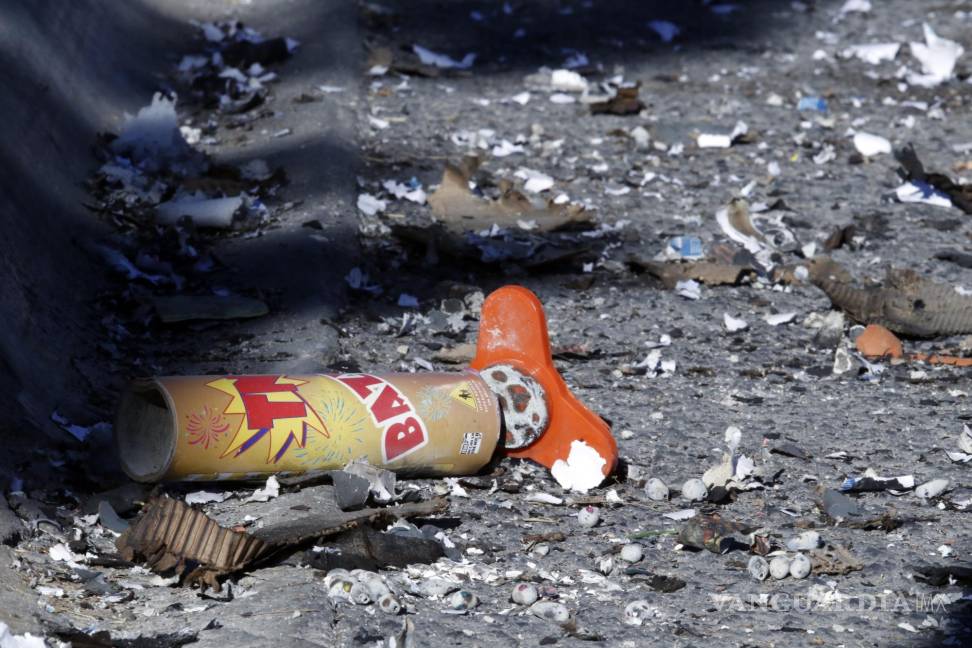 $!Restos de pirotecnia contaminan las calles de Saltillo el día de Navidad.
