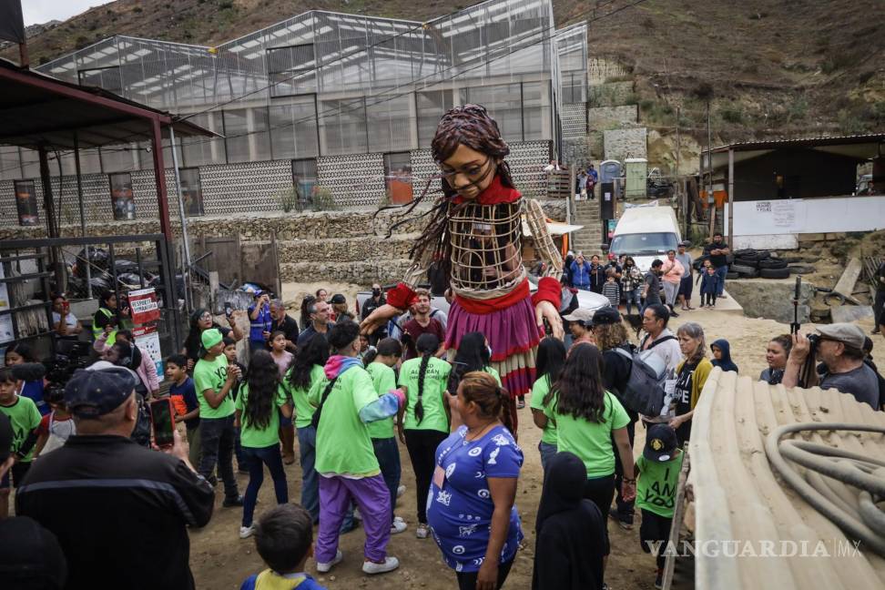 $!Niños comparten con la marioneta Amal, que representa a una niña siria refugiada de 10 años, en Tijuana (México).