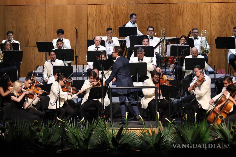 $!Miguel Colom brilla junto a la Orquesta Filarmónica del Desierto en concierto en Saltillo