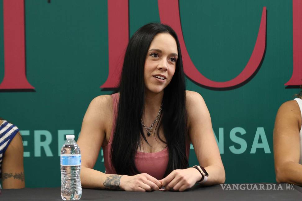 $!Lucía Treviño, competidora de bikini pro, posa junto al equipo de MTNT Gym luego de recibir reconocimiento por sus recientes logros nacionales e internacionales.