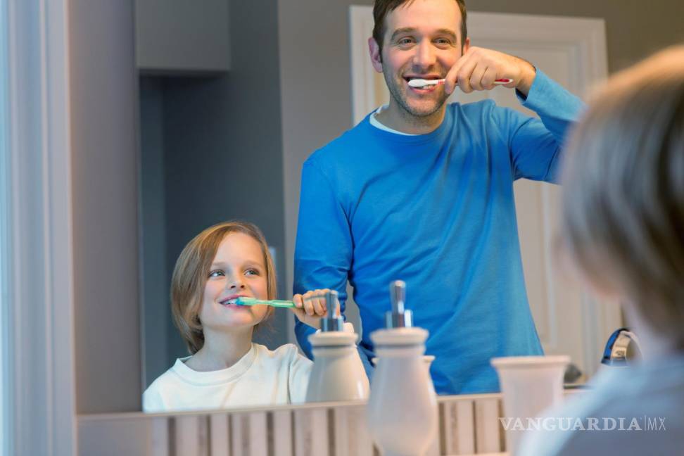 $!Lavarse los dientes puede pasar de ser una actividad rutinaria a convertirse un momento único en familia. EFE/BluaU-Sanitas