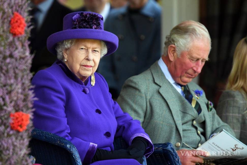 $!La reina Isabel II de Inglaterra en una imagen de archivo junto a su hijo Carlos. EFE/EPA/STR