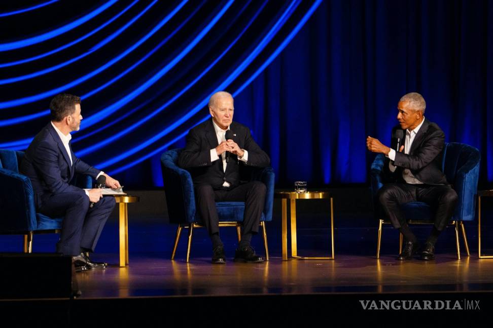 $!Joe Biden conversa con el presentador Jimmy Kimmel y el expresidente Barack Obama durante un evento de recaudación de fondos de campaña en Los Ángeles.