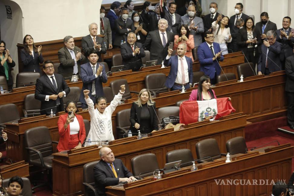 $!El pleno del Congreso de Perú destituyó este miércoles al mandatario del país, Pedro Castillo, por “permanente incapacidad moral” con 101 votos de 130 a favor.