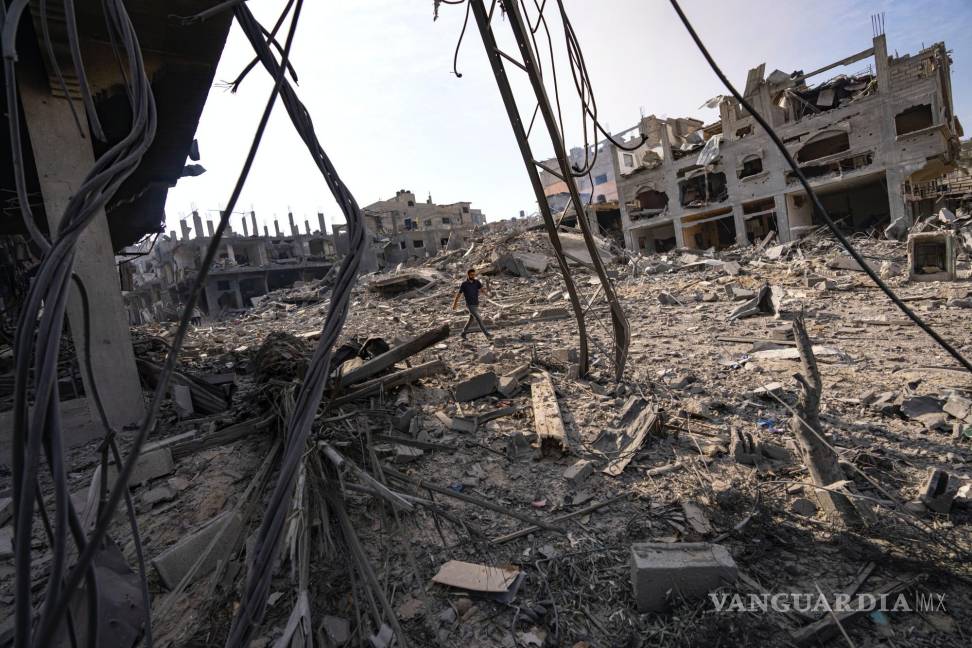 $!Un palestino camina entre la destrucción causada por los ataques aéreos israelíes en la Ciudad de Gaza, el 11 de octubre de 2023.