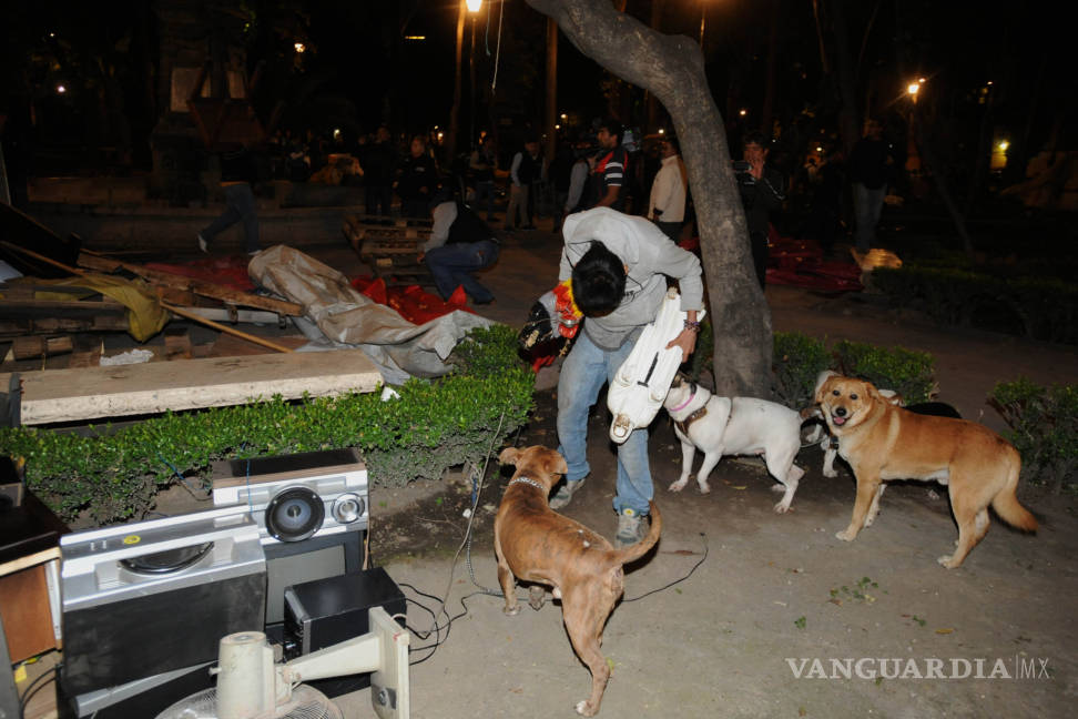 $!A golpes y empujones desalojan a indigentes y ambulantes en la Plaza de la Ciudadela