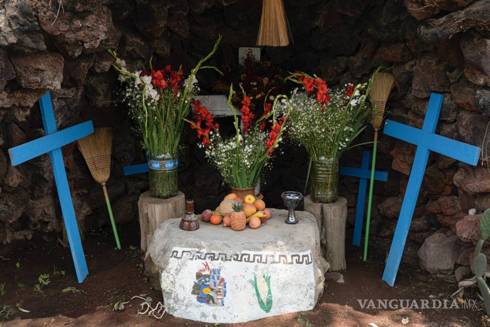 $!11/06/2023. Una réplica del santuario que los pobladores han dedicado al volcán Popocatépetl se encuentra en el Museo del Volcán en Amecameca, México.