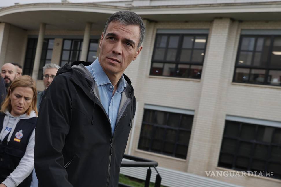 $!El presidente del Gobierno, Pedro Sánchez, en el Centro de Emergencias de la Generalitat en Valencia.