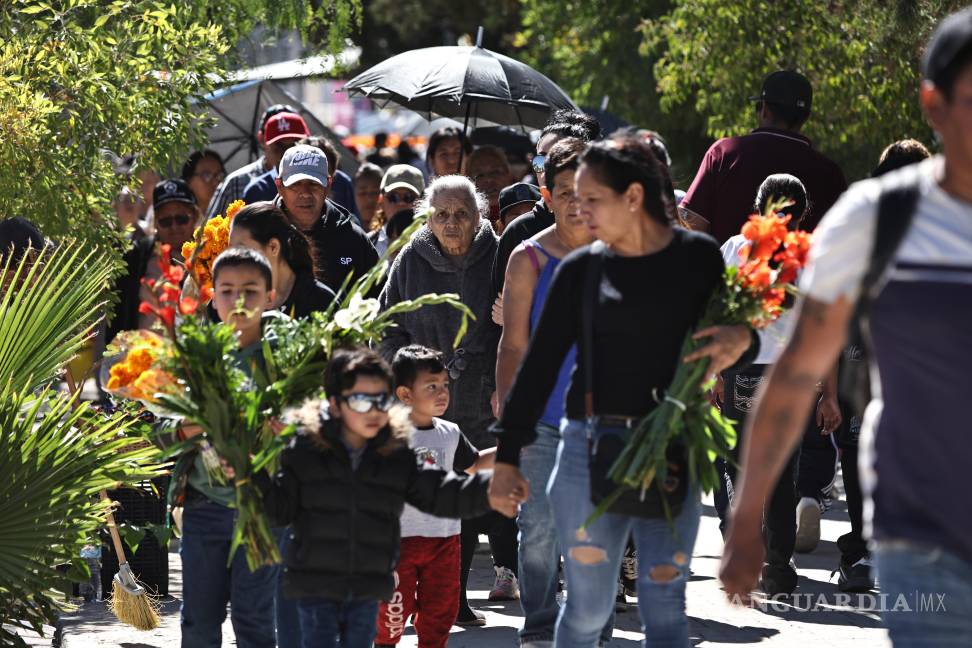 $!Familias recorrieron los panteones de Saltillo durante la conmemoración del Día de Muertos.