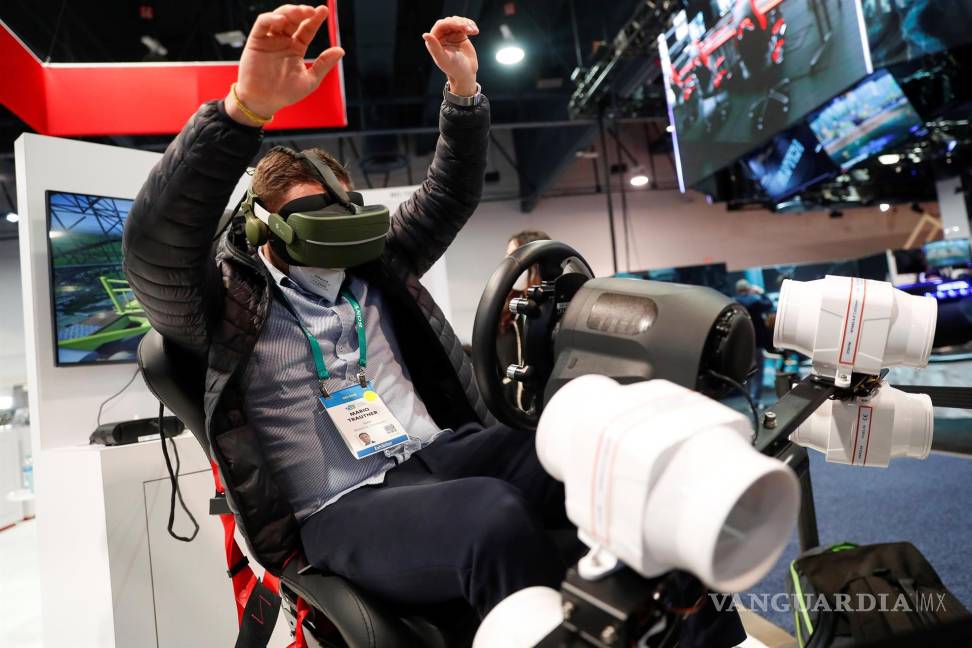 $!Mario Trautner prueba un simulador de realidad virtual en el International Consumer Electronics Show. EFE/EPA/Caroline Brehman