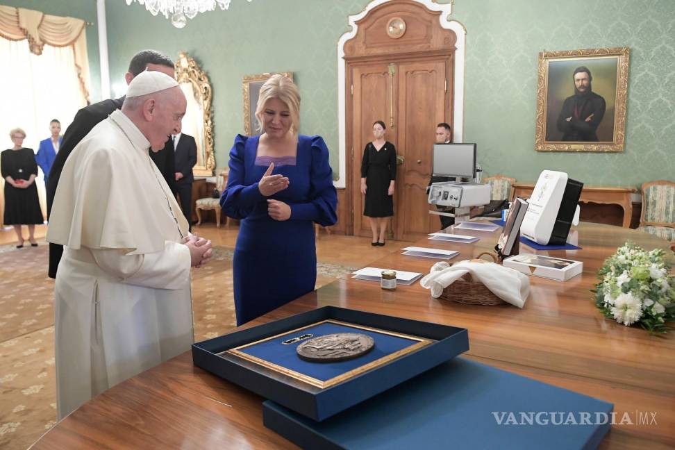 $!Una imagen proporcionada por los medios de comunicación del Vaticano muestra a la presidenta eslovaca Zuzana Caputova (2-i) y al Papa Francisco (i) intercambiando regalos durante su reunión en el Palacio Presidencial en Bratislava, Eslovaquia. EFE/EPA/VATICAN MEDIA