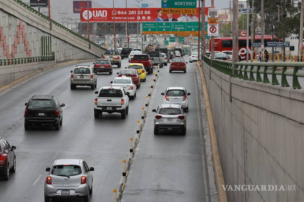 $!La colocación de señalamientos evitará que automovilistas intenten invadir los carriles centrales.