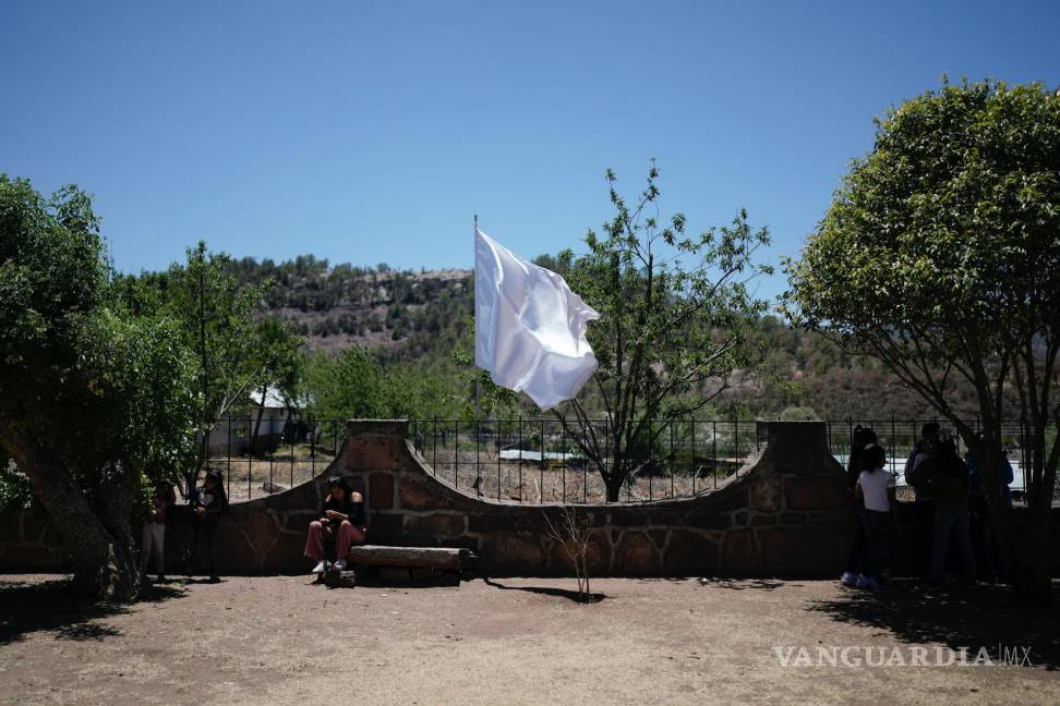 $!Una bandera de la paz ondea en la valla de la iglesia de la Parroquia San Francisco Javier, donde dos curas jesuitas fueron asesinados en 2022.