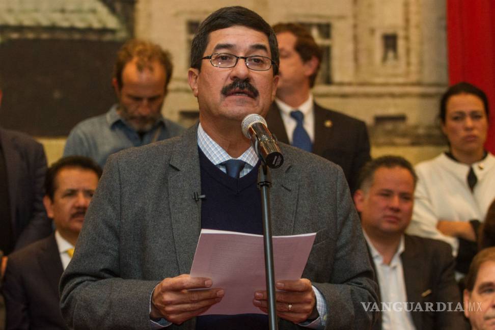 Javier Corral presenta controversia contra Ley de Seguridad