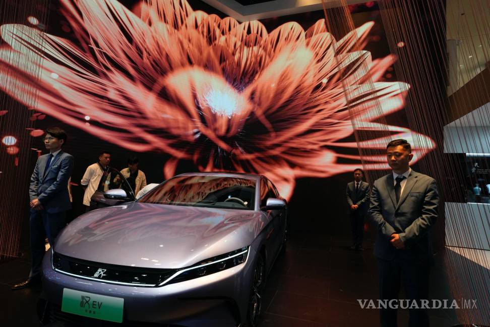 $!El automóvil BYD Han EV se muestra durante Auto China 2024 celebrada en Beijing, China.