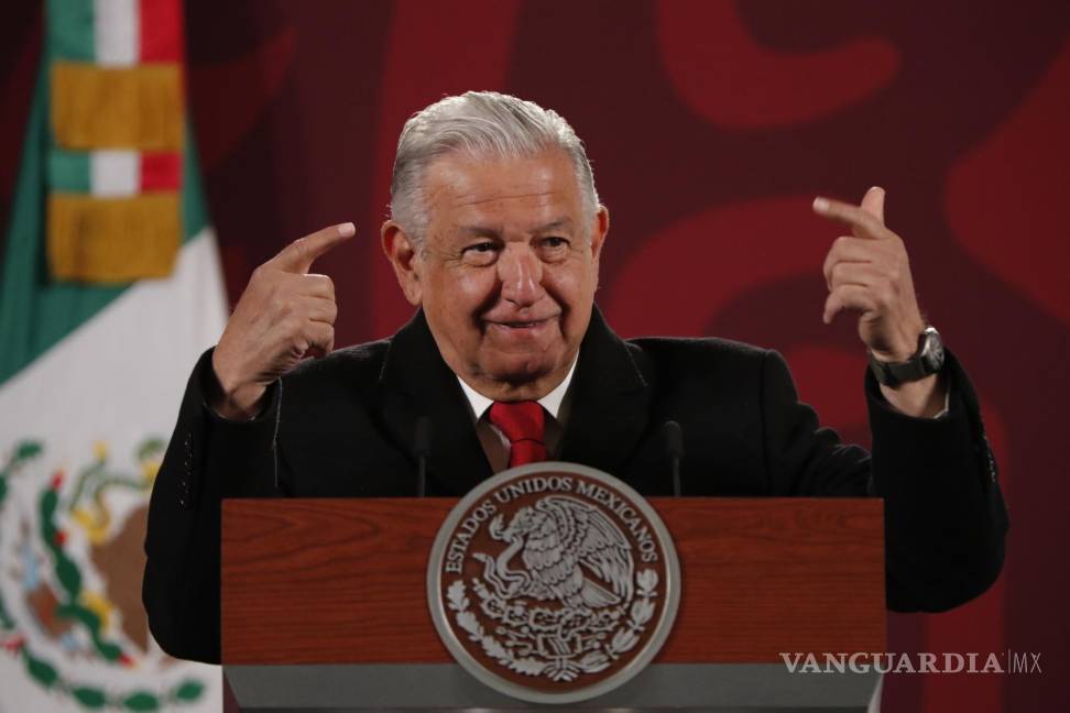 $!El presidente de México, Andrés Manuel López Obrador, habla en su rueda de prensa en Palacio Nacional. EFE/José Méndez
