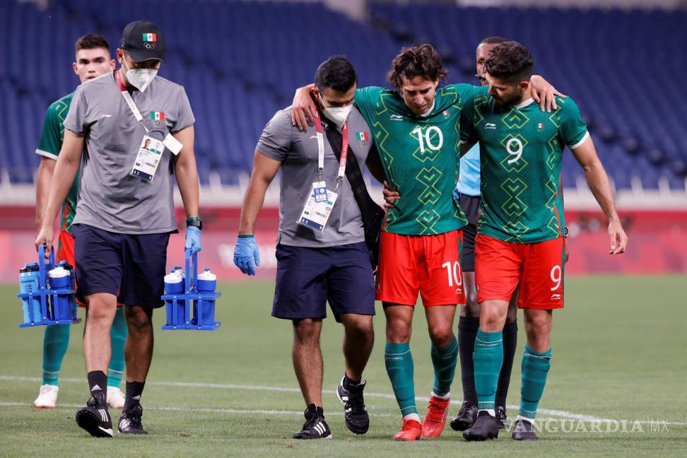 $!El centrocampista mexicano Diego Lainez (2-d) abandona el terreno de juego tas sufrir una lesión en el encuentro por la medalla de bronce entre las selecciones de México y Japón durante los Juegos Olímpicos 2020. EFE