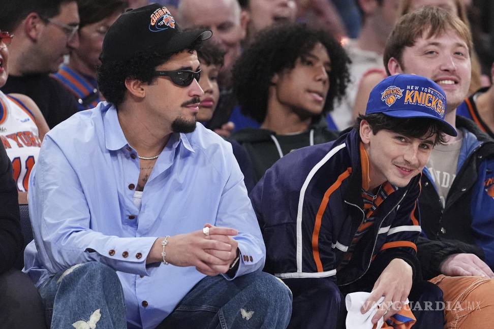 $!Timothée Chalamet y Bad Bunny disfrutaron juntos del Juego 6 de las Semifinales de la Conferencia Este en la NBA.