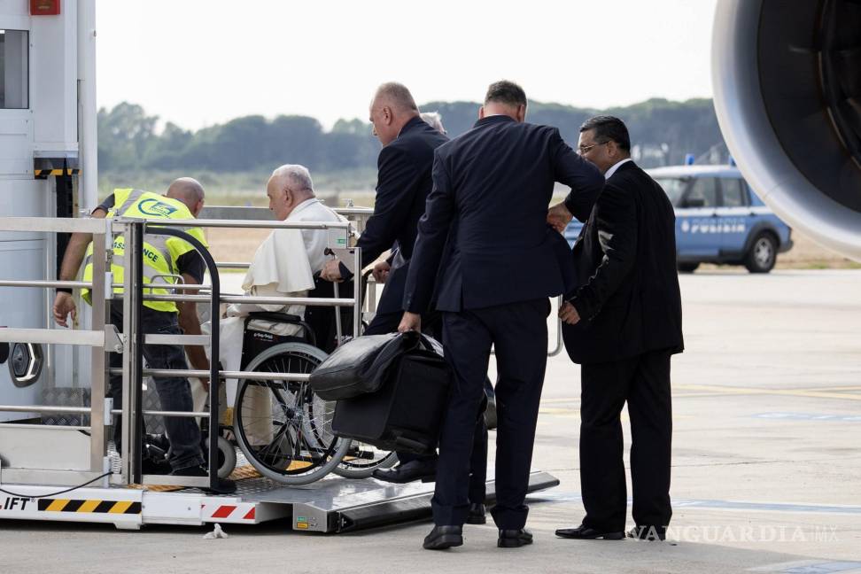 $!El Papa Francisco (2-I) se prepara para partir del aeropuerto de Fiumicino para un viaje apostólico al sudeste asiático, en Fiumicino, Roma, Italia.