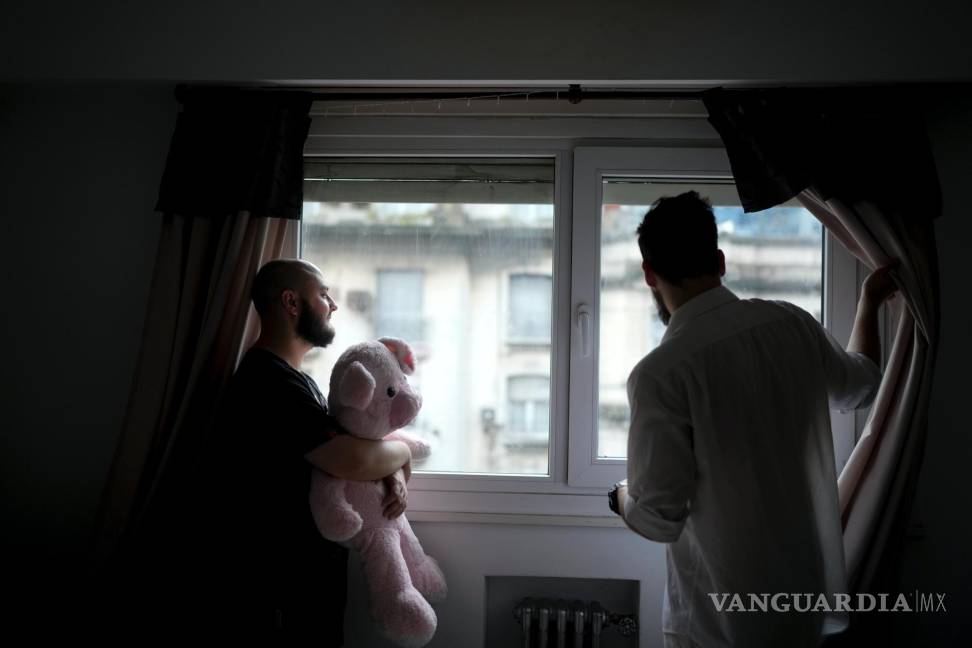 $!Nikolai Shushpan, sostiene un osito de peluche que le regaló su compañero Dmitri Yarin, en su casa de Buenos Aires, Argentina.