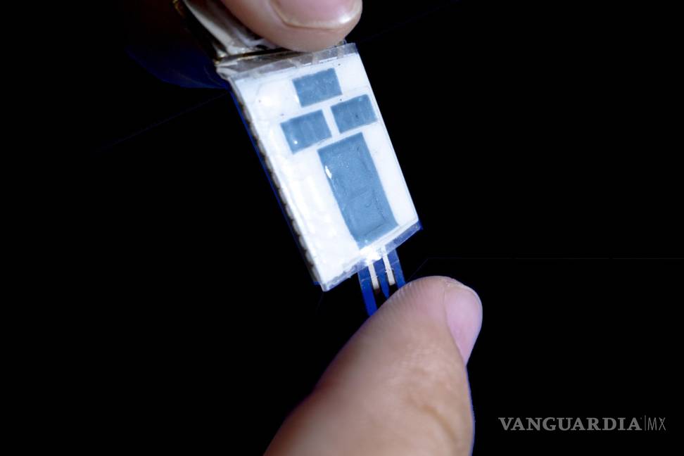 $!Generador (presionado),sensor (con dedo) y pantalla numérica (centro) (UCSD). EFE/Universidad de California en San Diego (UCSD)