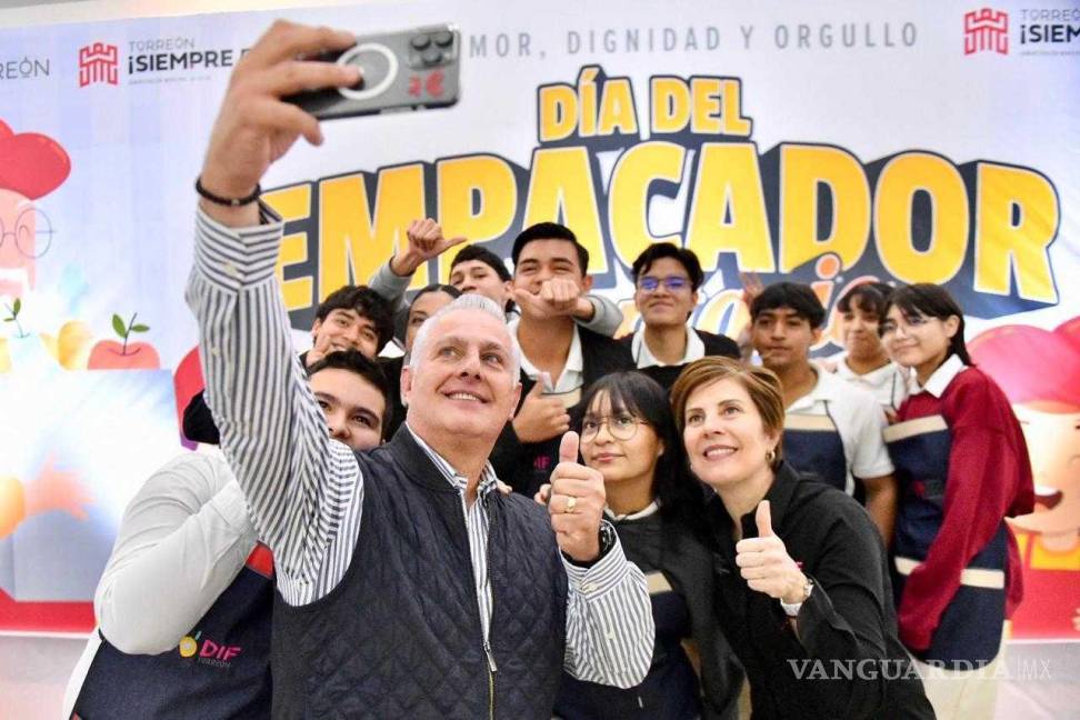 $!El alcalde Román Cepeda entregó apoyos alimentarios y estímulos económicos a los beneficiarios del programa de empacadores voluntarios durante la ceremonia en Torreón.