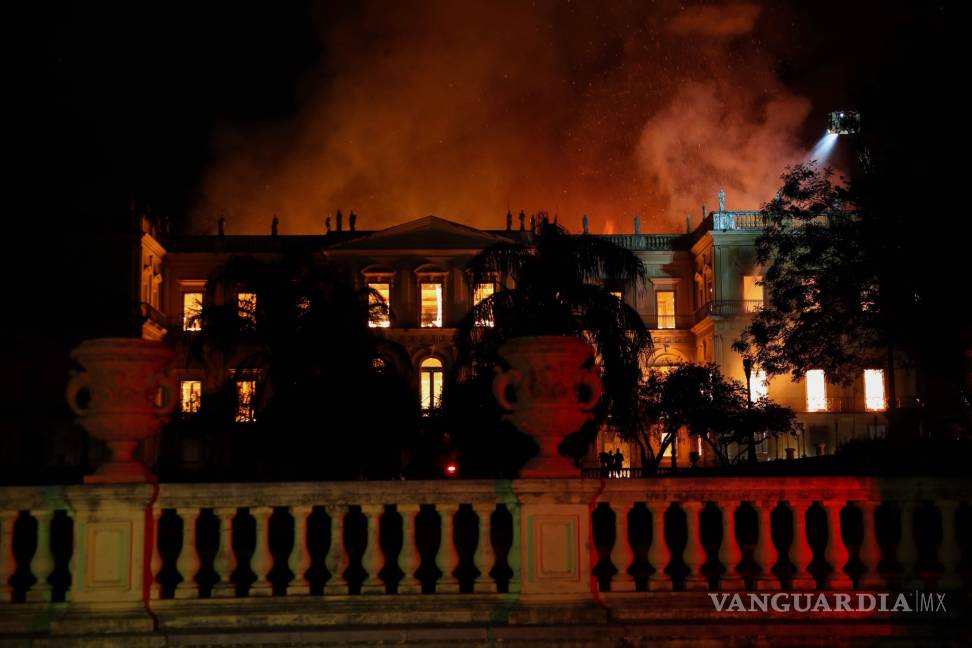 $!Brasil pierde buena parte de su historia, voraz incendio destruye el Museo Nacional y todo su acervo
