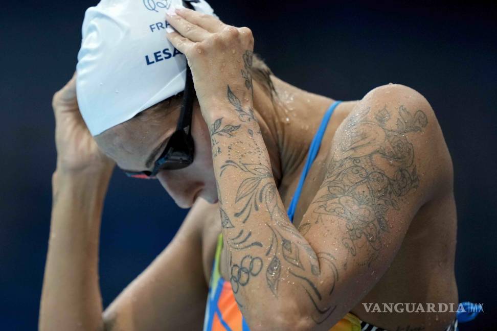 $!La francesa Fantine Lesaffre se ajusta la gorra durante una sesión de entrenamiento en la sede del Centro Acuático de Tokio para las competencias de natación. (AP Photo/Martin Meissner)