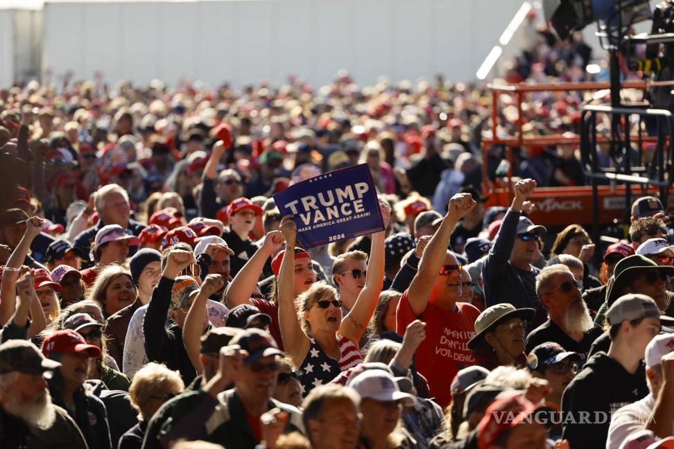 $!Partidarios aplauden al candidato presidencial republicano Donald Trump habla en un mitin en el aeropuerto del condado de Dodge en Juneau, Wisconsin.