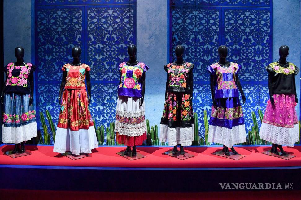 $!Vestidos se exhiben durante la inauguración de Frida Kahlo: The Life of an Icon, como parte del Festival de Sydney 2023, en Sydney, Australia.