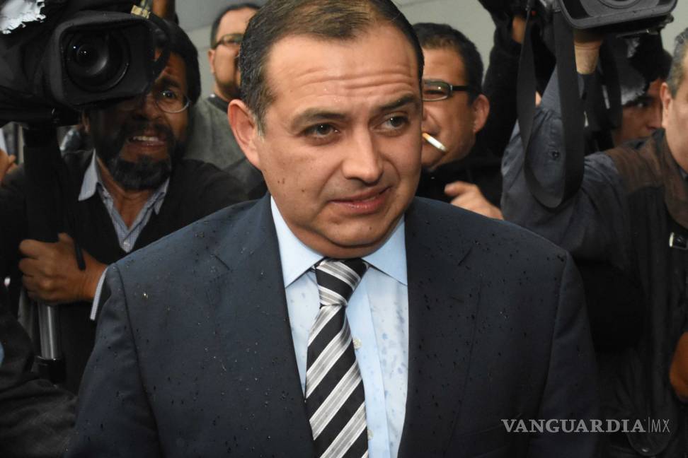 Meade come en casa de su padre con equipo y lo acompaña Cordero