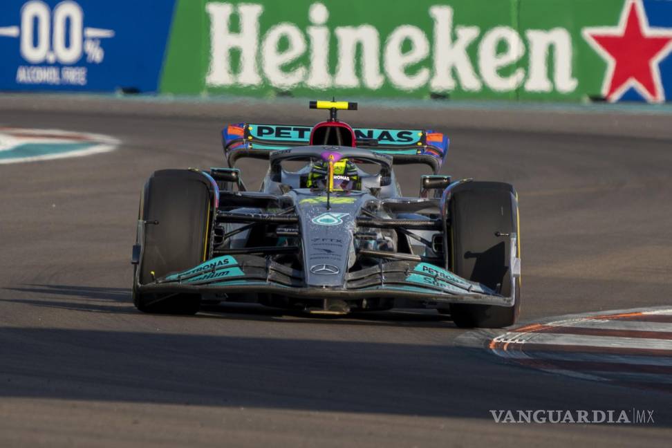 $!El piloto británico Lewis Hamilton de Mercedes-AMG Petronas en acción durante los entrenamientos libres 2 del Gran Premio de Fórmula Uno de Miami.