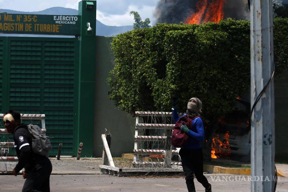 $!Militares del 27 Batallón de Infantería en Iguala, Guerrero, impidieron con gases lacrimógenos, que padres de los 43 estudiantes de Ayotzinapa y sus compañeros se manifestaran al exterior de las instalaciones.