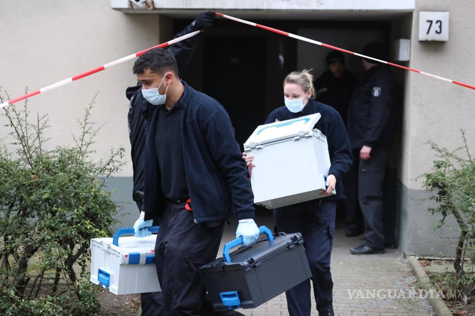 $!Los investigadores llevan cajas al salir del edificio donde fue arrestada la ex terrorista de la RAF Daniela Klette en Berlín, Alemania.
