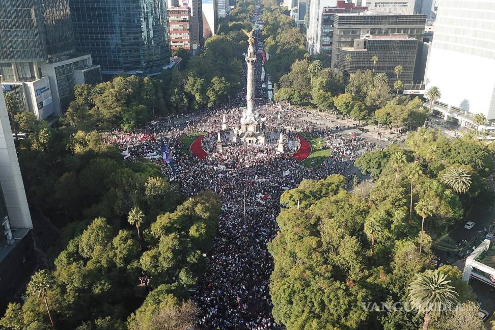 $!Cientos de personas participan en una marcha por la principales avenidas de la Ciudad de México (México).