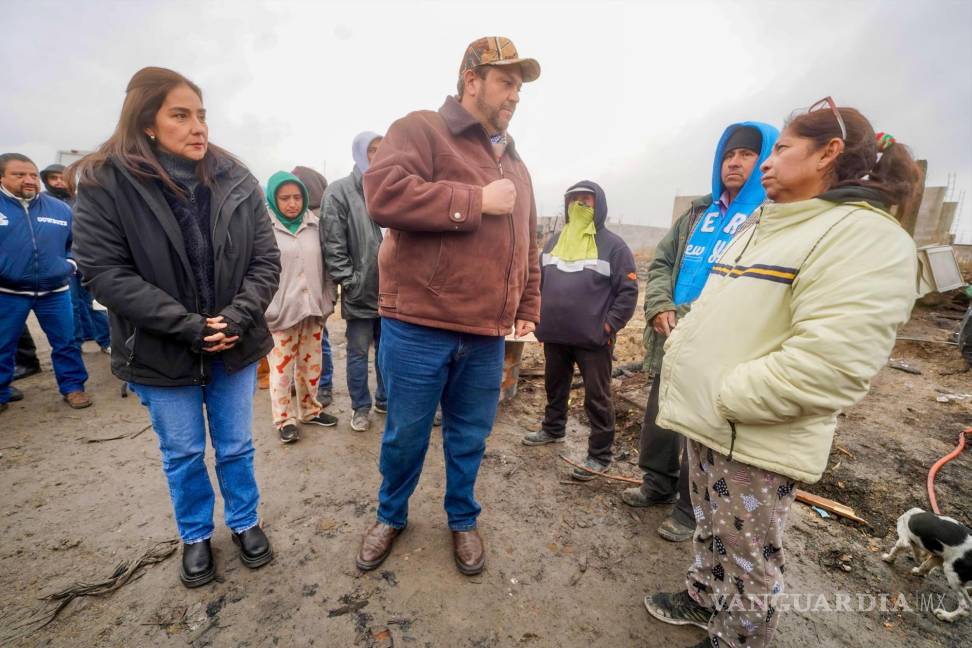 $!A pesar del inclemente clima, el Alcalde y su esposa acudieron a entregar apoyos.