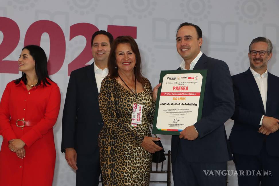 $!Durante la ceremonia, se destacó la contribución de los maestros en la formación de generaciones que han impulsado el desarrollo de Coahuila.