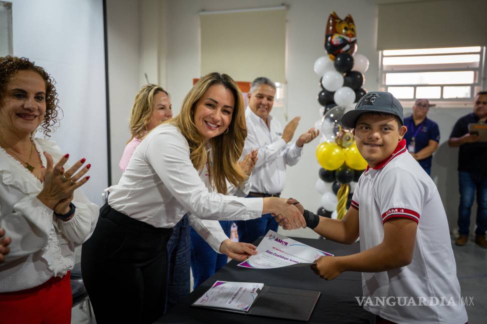 $!Luly López Naranjo, presidenta honoraria del DIF Saltillo, entrega reconocimientos a egresados de los talleres “Amor por Aprender”, que han beneficiado a más de mil personas en lo que va de 2025.