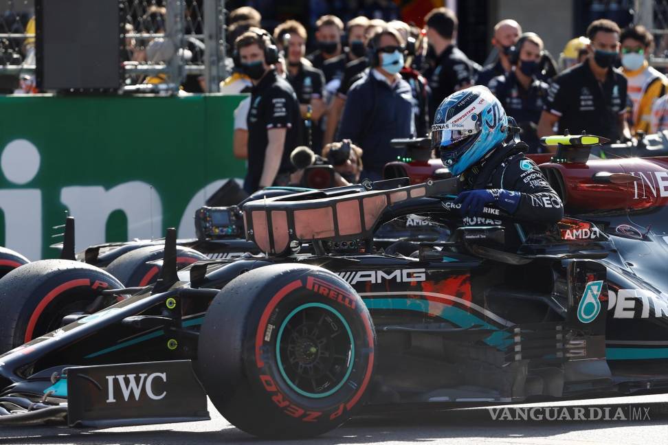 $!El finlandés Valtteri Bottas de Mercedes desciende del vehículo al ganar hoy, la clasificación del Gran Premio de Fórmula Uno de México que se realiza en el Autódromo Hermanos Rodríguez en Ciudad de México