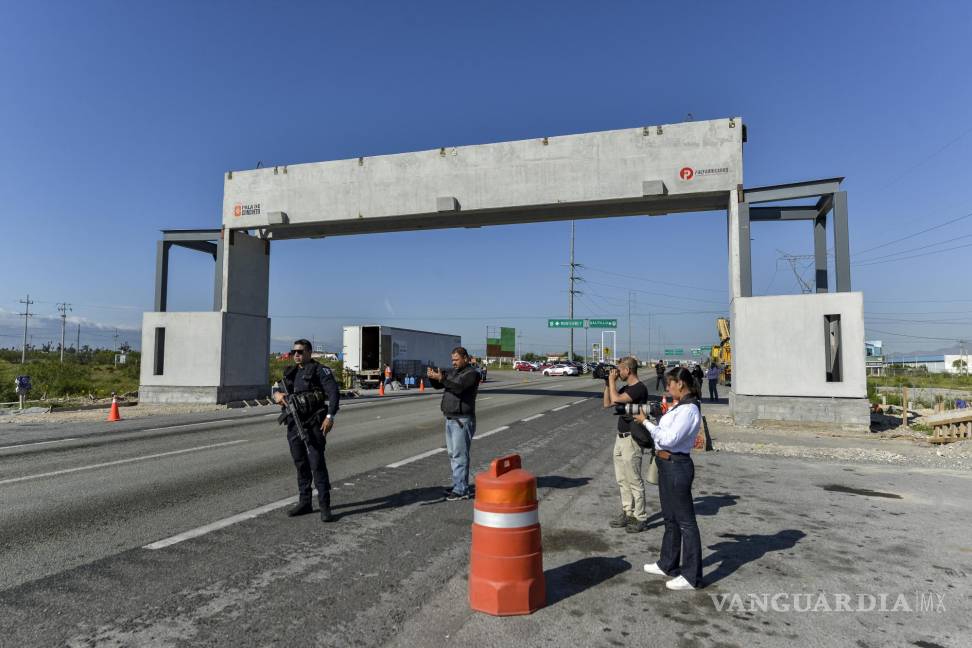 $!El moderno arco de seguridad en construcción en la entrada de Ramos Arizpe tendrá un ancho de 25 metros.