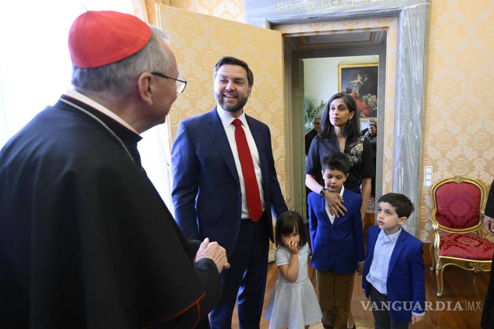 $!El Secretario de Estado del Vaticano, el Cardenal Pietro Parolin (i), recibe al Vicepresidente estadounidense J.D. Vance (centro), a su esposa y a sus hijos.