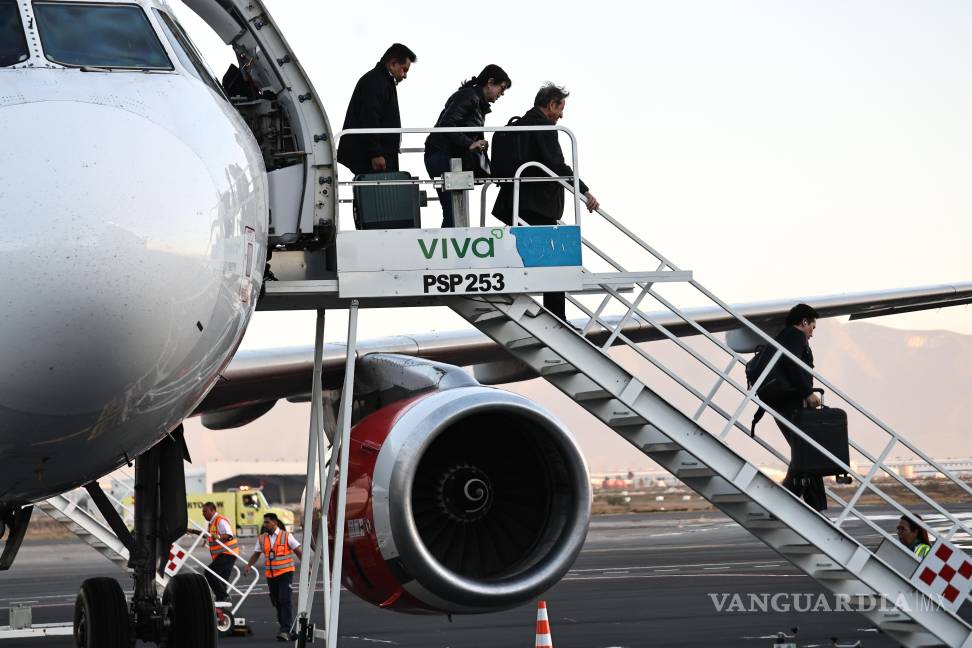 $!El Airbus A320 de Aeroméxico realizó el aterrizaje inaugural en Saltillo con 140 pasajeros procedentes de la Ciudad de México.