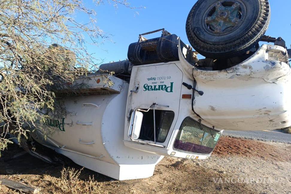 $!Las huellas de los neumáticos muestran el punto donde la pesada unidad salió de la carretera.