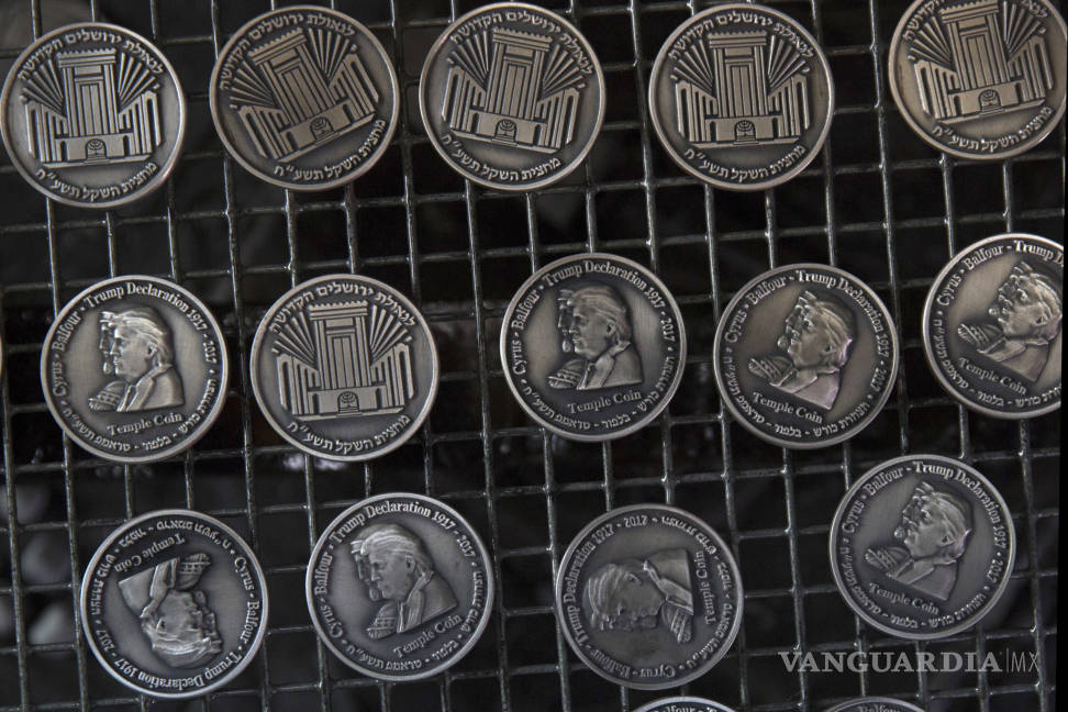 $!Acuñan una moneda con la imagen de Donald Trump en Jerusalén