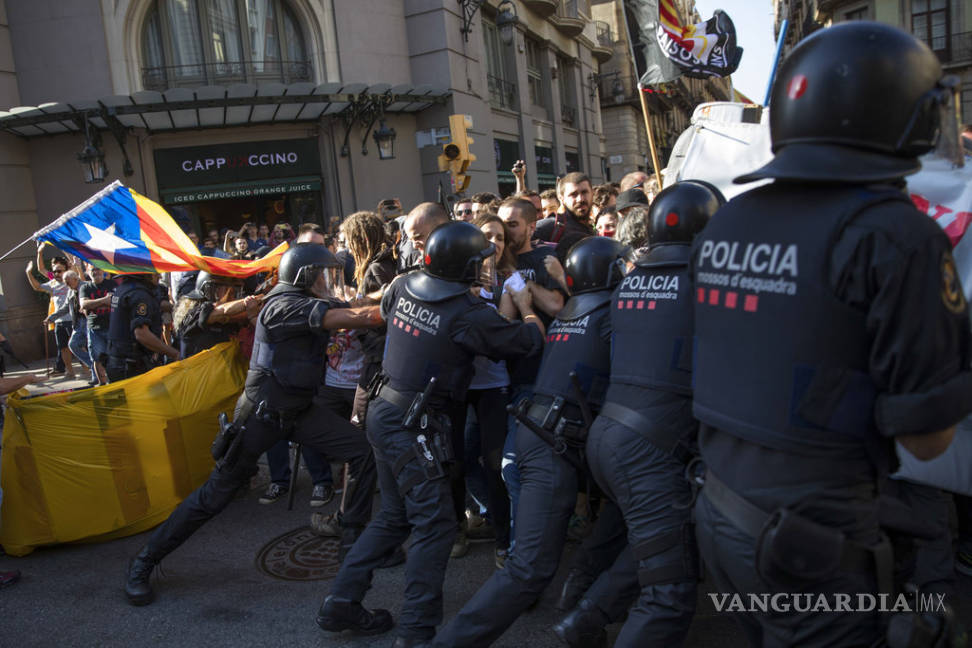 $!Policía se enfrenta a separatistas catalanes en Barcelona