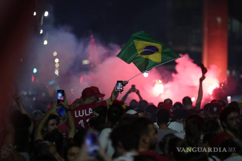 $!Simpatizantes de Luiz Inácio Lula da Silva celebran el triunfo en la segunda ronda de las elecciones presidenciales, en la Avenida Paulista en Sao Paulo (Brasil).