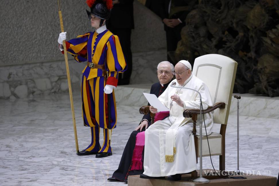 $!El Papa Francisco asiste a una audiencia en el Aula Pablo VI con una delegación de los donantes del Belén y del Árbol de Navidad en la Plaza de San Pedro, Vaticano.