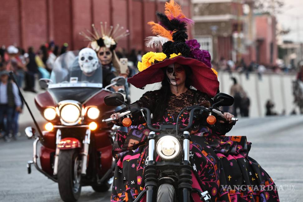 $!El contingente inicia con motociclistas, marcando el ritmo del festival.