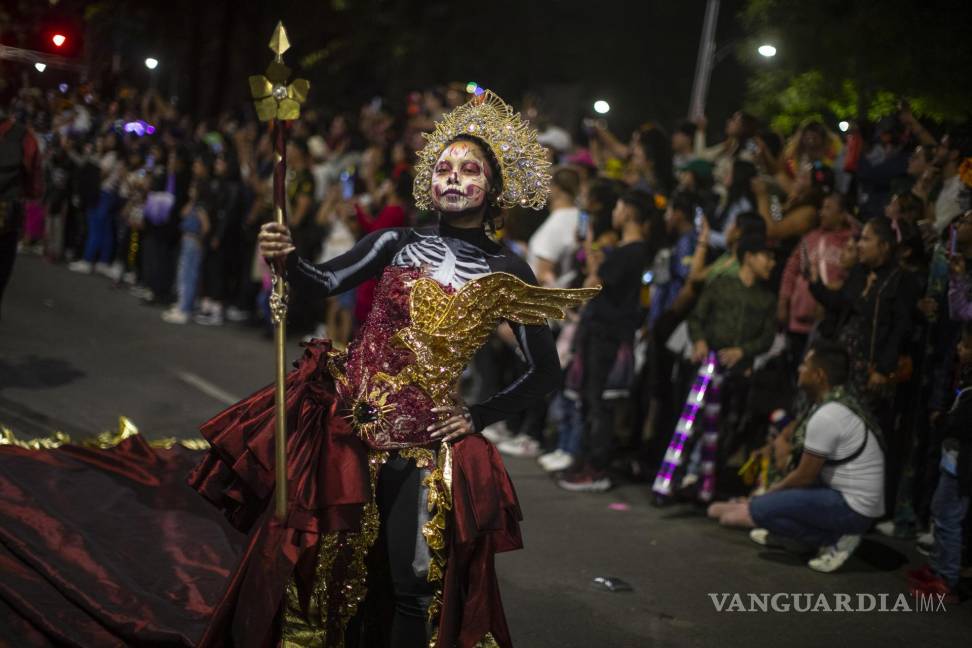$!Personas caracterizadas de Catrinas participan en la Procesión de Catrinas como parte de las celebraciones por el Día de Muertos, en Ciudad de México.